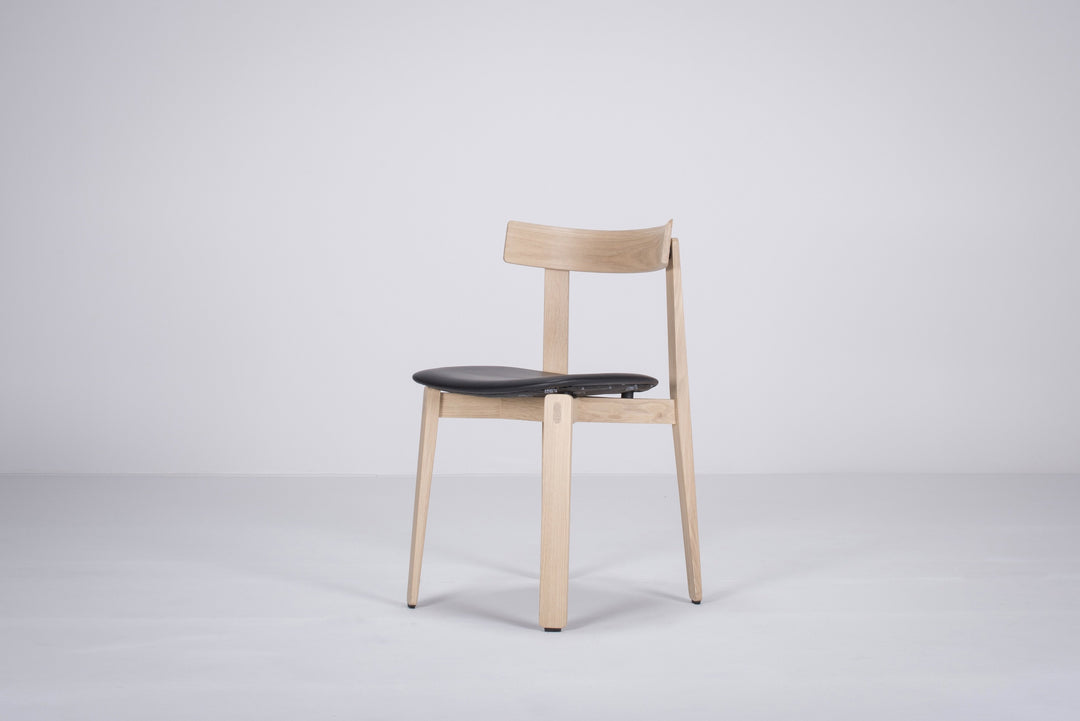 Gazzda Stuhl NORA Stuhl aus massiver Eiche mit Lederbezug - 2 Stühle / 470€ pro Stuhl