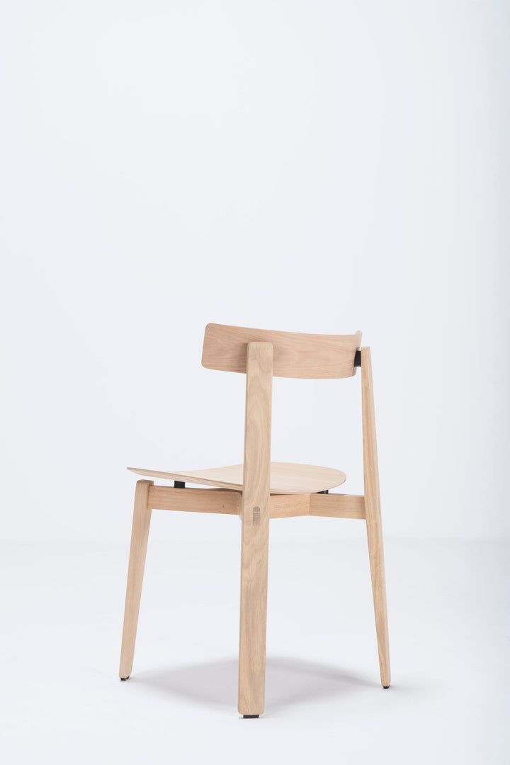 Gazzda Stuhl NORA Stuhl aus massiver Eiche mit Sitz aus Furnier - 2 Stühle / 420 € pro Stuhl