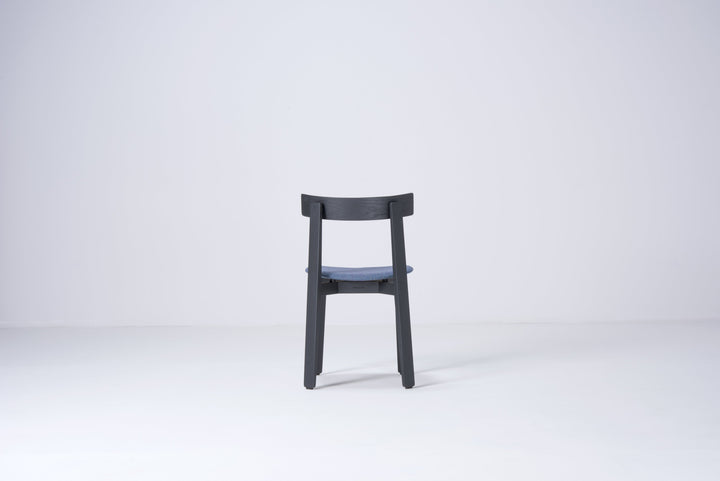 Gazzda Stuhl NORA Stuhl aus massiver, schwarz lackierter Eiche mit Flachs- Wollbezug - 2 Stühle / 445€ pro Stuhl