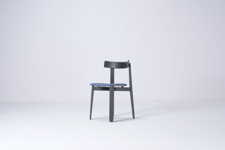Gazzda Stuhl NORA Stuhl aus massiver, schwarz lackierter Eiche mit Flachs- Wollbezug - 2 Stühle / 445€ pro Stuhl