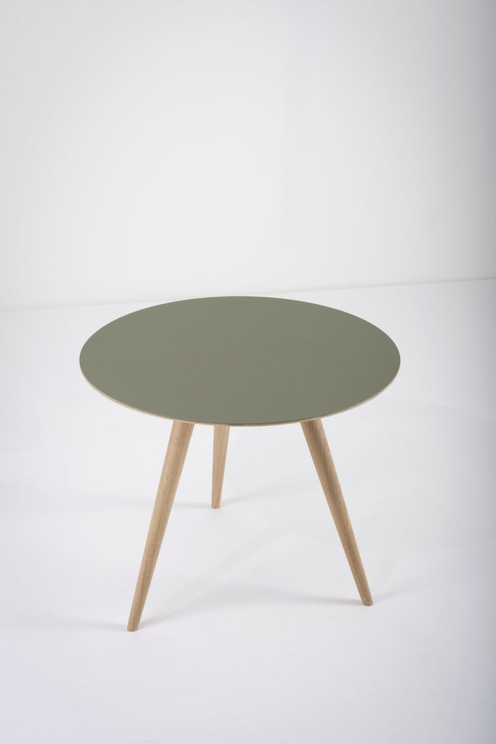 Gazzda Tisch Eiche weiß 1015 / grün Dark olive 4184 ARP Beistelltisch von Gazzda - runder Tisch mit 55cm Durchmesser