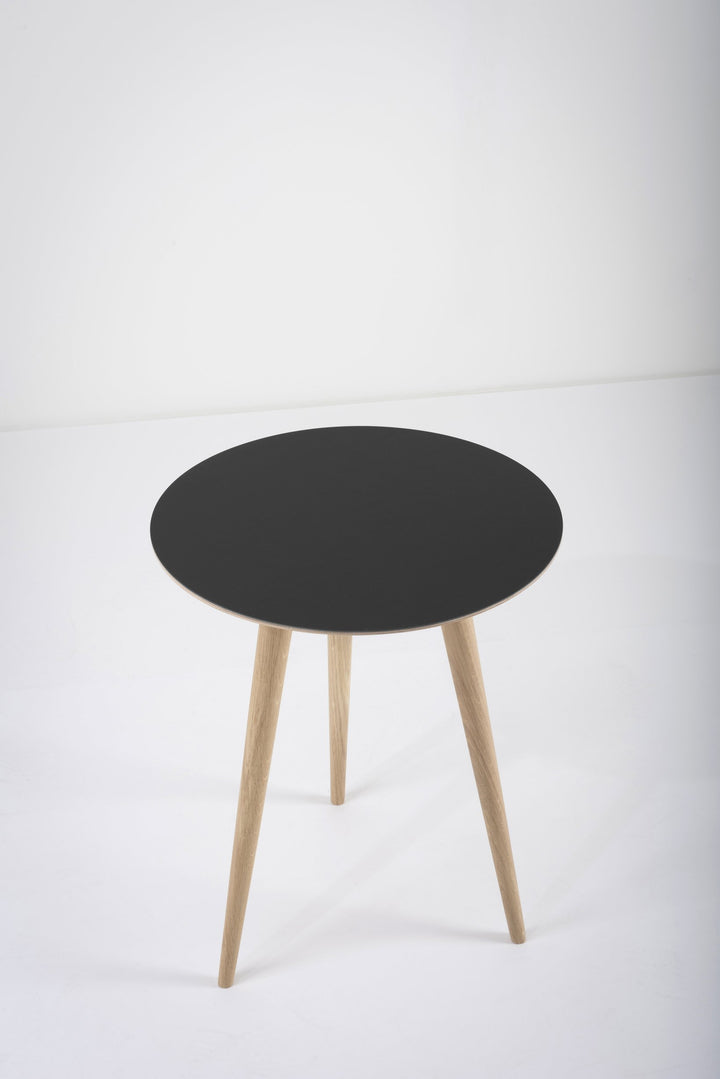 Gazzda Tisch Eiche weiß 1015 / schwarz Nero 4023 Arp Beistelltisch von Gazzda - runder Tisch mit 45cm Durchmesser
