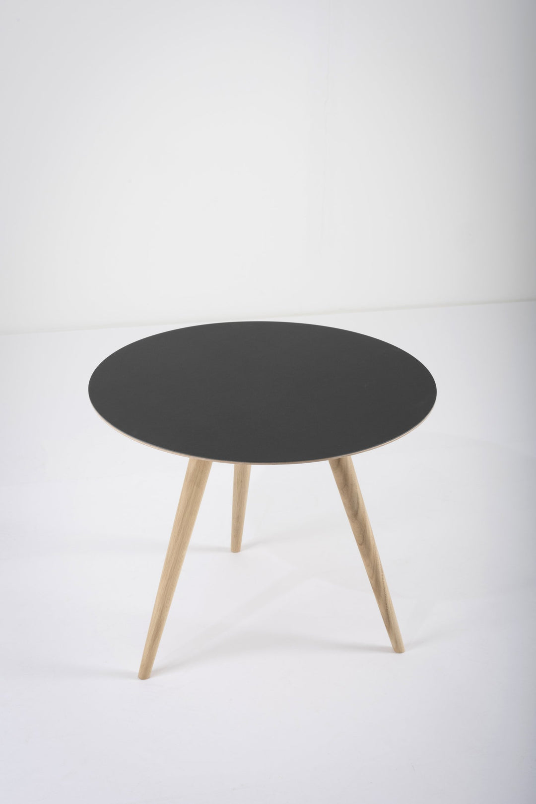 Gazzda Tisch Eiche weiß 1015 / schwarz Nero 4023 ARP Beistelltisch von Gazzda - runder Tisch mit 55cm Durchmesser