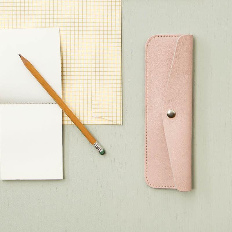 Keecie Federmäppchen Stifteetui Pen Pal aus Leder in rosa mit Siebdruck auf der Innenseite