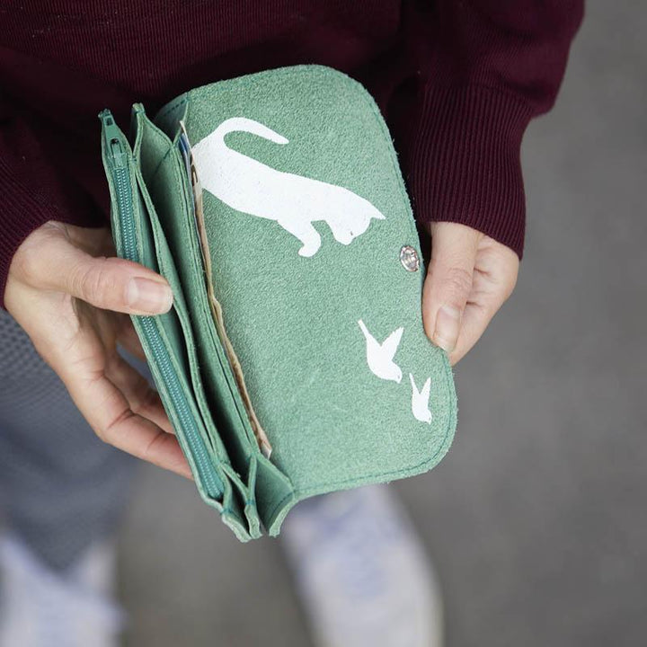 Keecie Geldbeutel aus Leder Cat Chase Wallet - auberginfarbene Ledergeldbörse mit Siebdruck Katzen bei Nauli and Stories