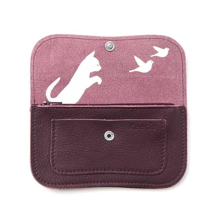 Keecie Geldbeutel aus Leder Cat Chase Wallet - auberginfarbene Ledergeldbörse mit Siebdruck Katzen bei Nauli and Stories