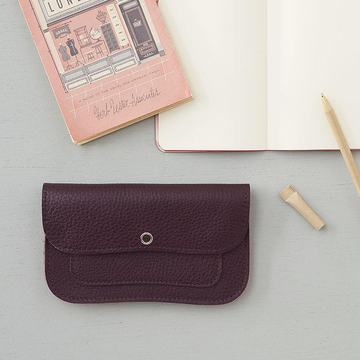 Keecie Geldbeutel aus Leder Cat Chase Wallet - auberginfarbene Ledergeldbörse mit Siebdruck Katzen bei Nauli and Stories