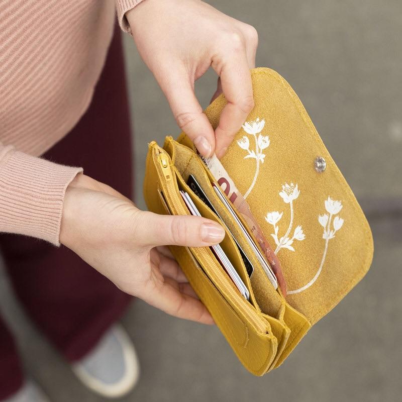 Keecie Geldbeutel Flash Forward Wallet - gelbe Ledergeldbörse mit Siebdruck Innenleben