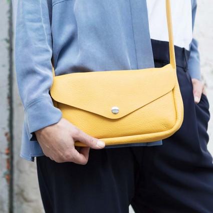 Keecie Tasche Kleine Ledertasche gelb mit Siebdruck auf der Innenseite -  Humming Along Bag