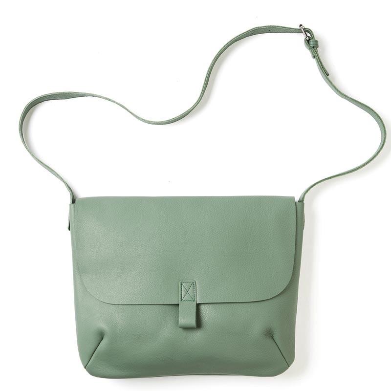 Keecie Tasche Messenger Bag aus Leder grün "Back Yard"