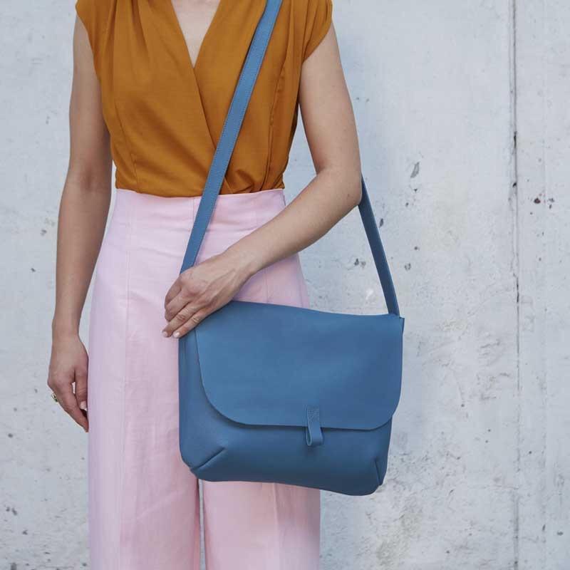 Keecie Tasche Messenger Bag aus Leder grün "Back Yard"