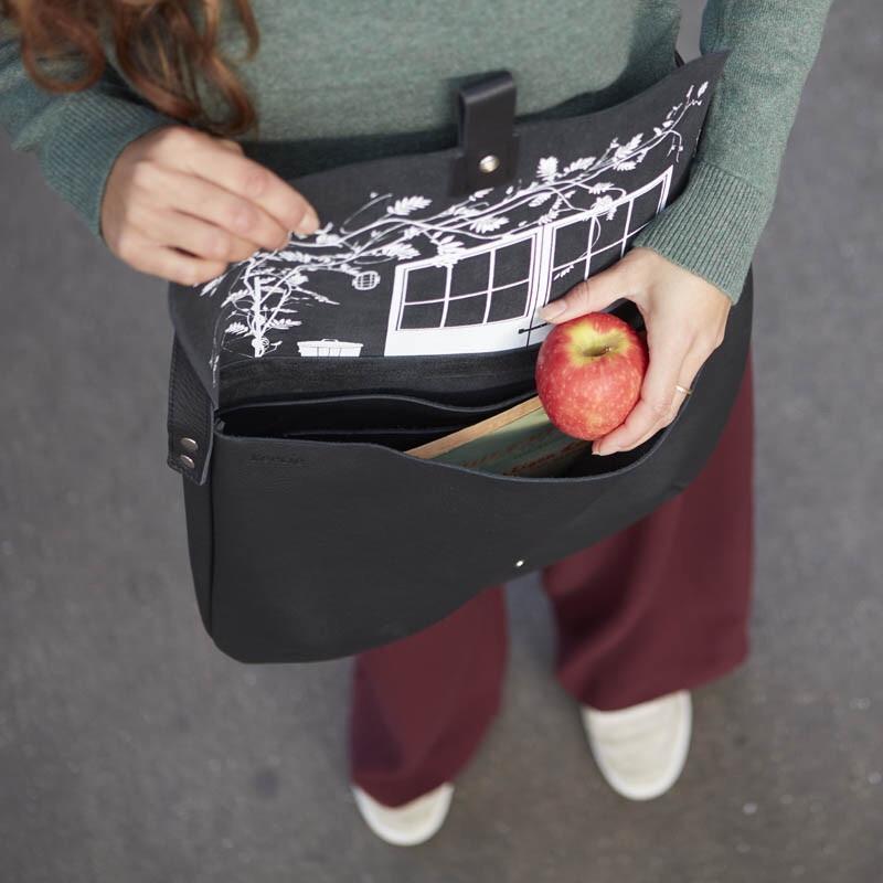 Keecie Tasche Messenger Bag aus Leder grün "Back Yard"