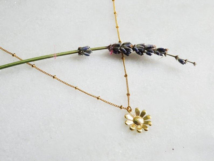 Les tissages de Camille Halsketten Halskette mit Gänseblümchenblüte