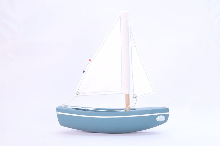 Maison Tirot Holzspielzeug Kleines Segelboot aus Holz - abyssus-grün - 21 cm
