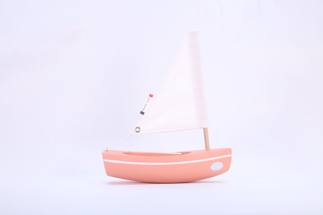 Maison Tirot Holzspielzeug Kleines Segelboot aus Holz - flamingo-rosa - 17 cm