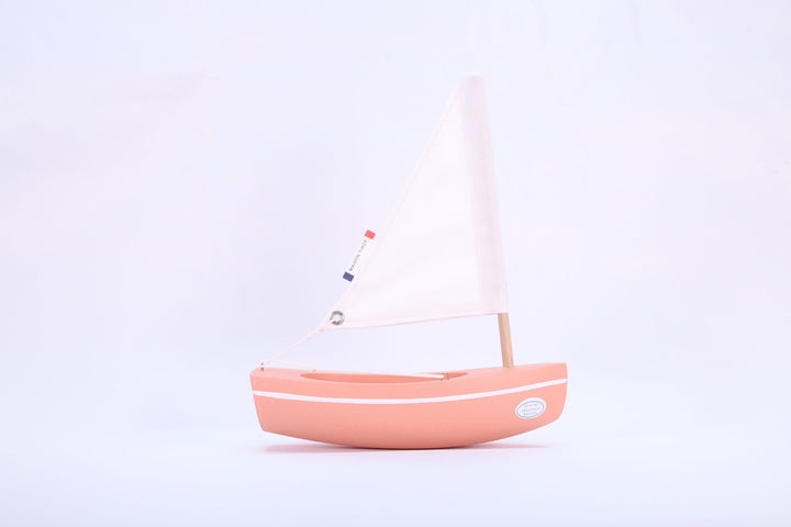 Maison Tirot Holzspielzeug Kleines Segelboot aus Holz - flamingo-rosa - 17 cm