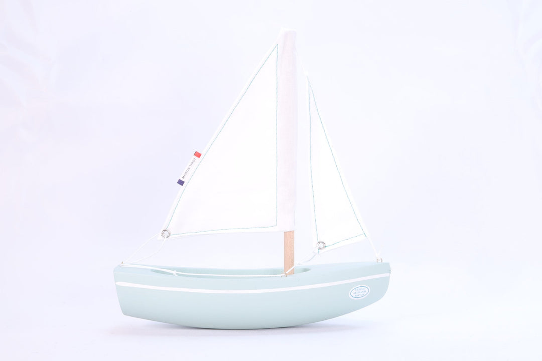 Maison Tirot Holzspielzeug Kleines Segelboot aus Holz - meergrün - 21 cm