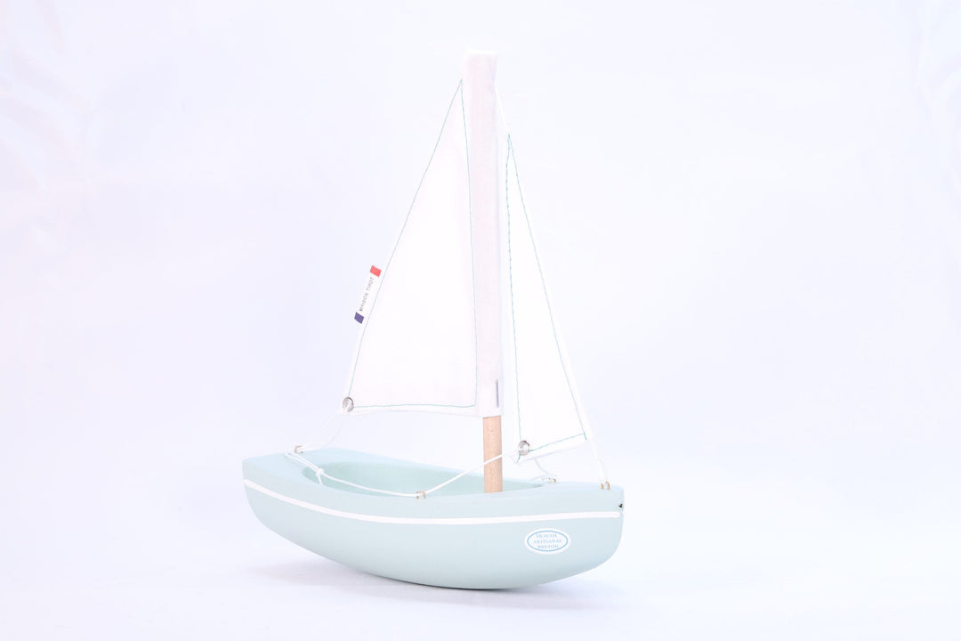 Maison Tirot Holzspielzeug Kleines Segelboot aus Holz - meergrün - 21 cm