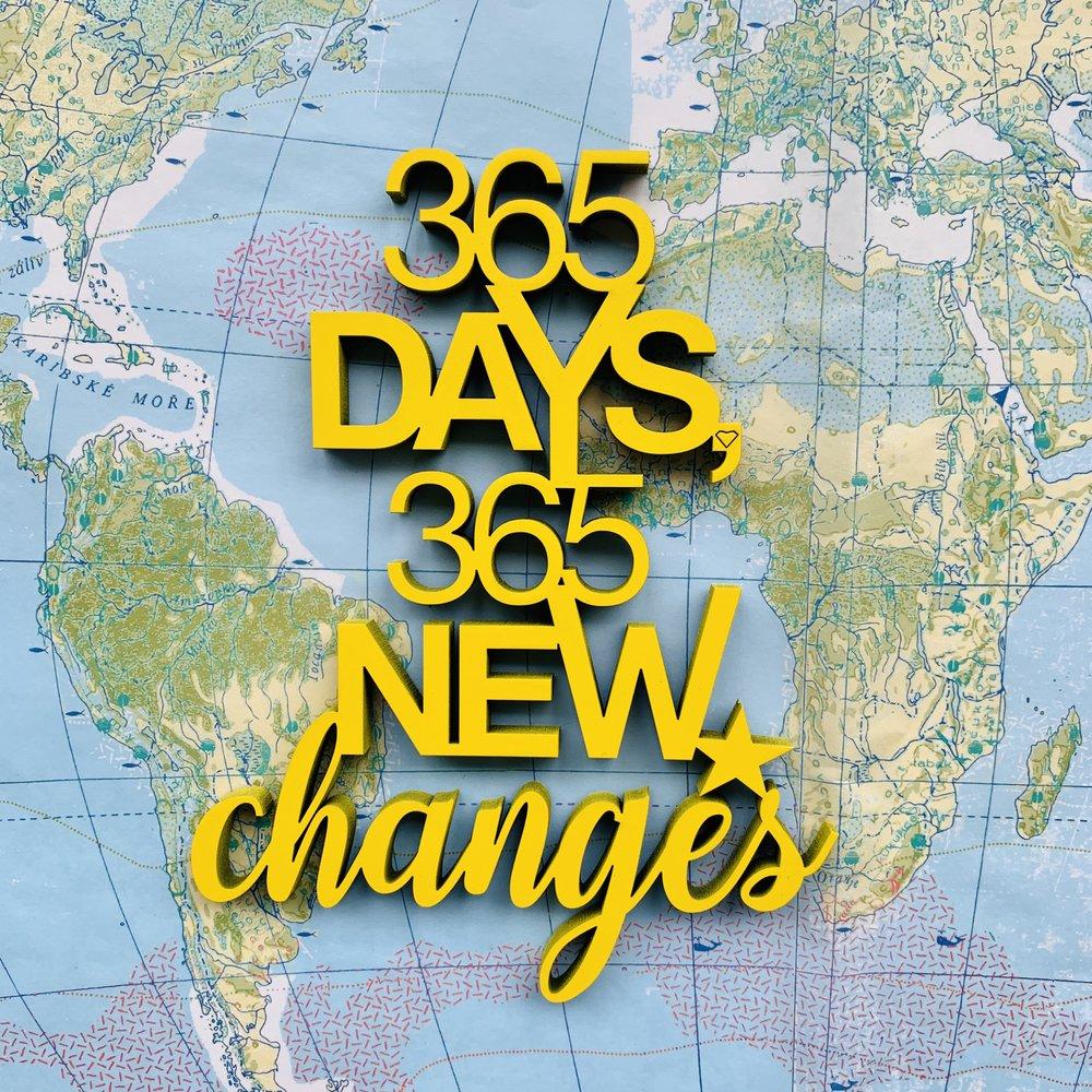 NoGallery Schriftzug 365 days, 365 new changes  -  gelber 3D Schriftzug aus Holz
