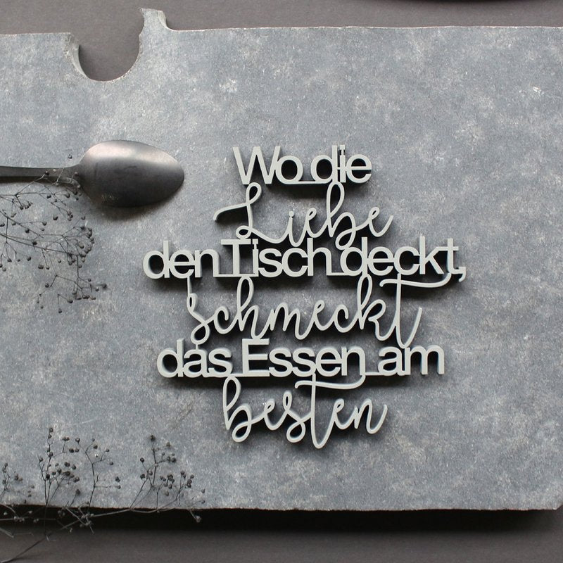 NoGallery Schriftzug Wo die Liebe den Tisch deckt, schmeckt das Essen am besten.  -  hellgrauer 3D Schriftzug aus Holz