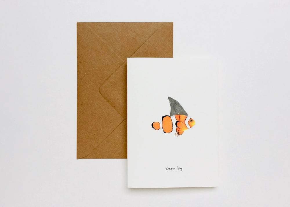 Pink Cloud Studio Grußkarte Grußkarte - Dream big - Clownfisch mit Haiflischflosse