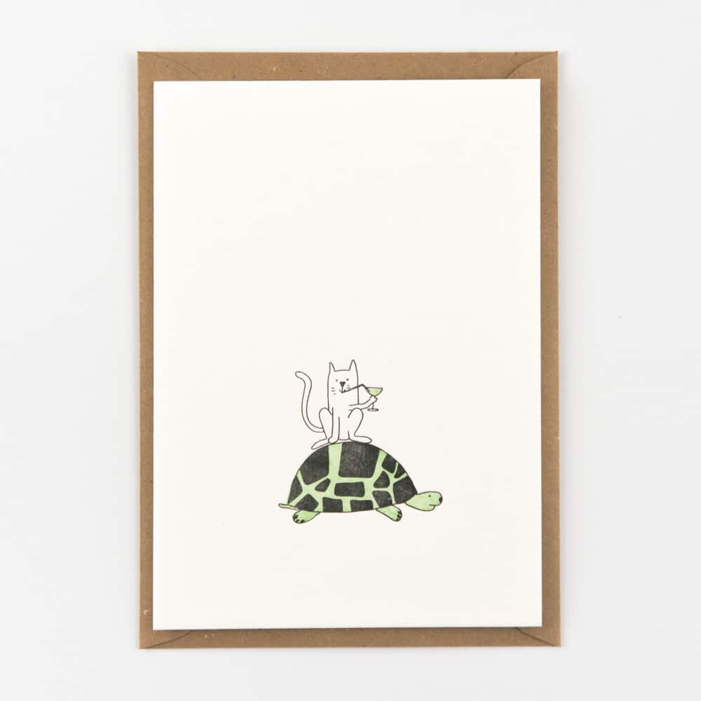 Studio Flash Letterpress Grußkarte Katze auf Schildkröte trinkt Cocktail - Grußkarte