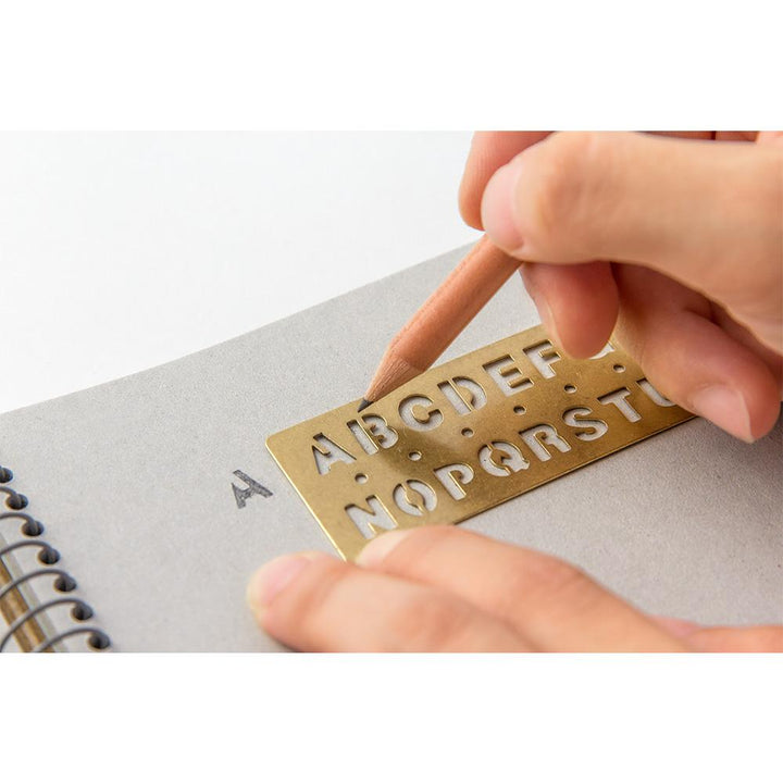 Traveler's Company Notizbuch Brass Bookmark Template Alphabet